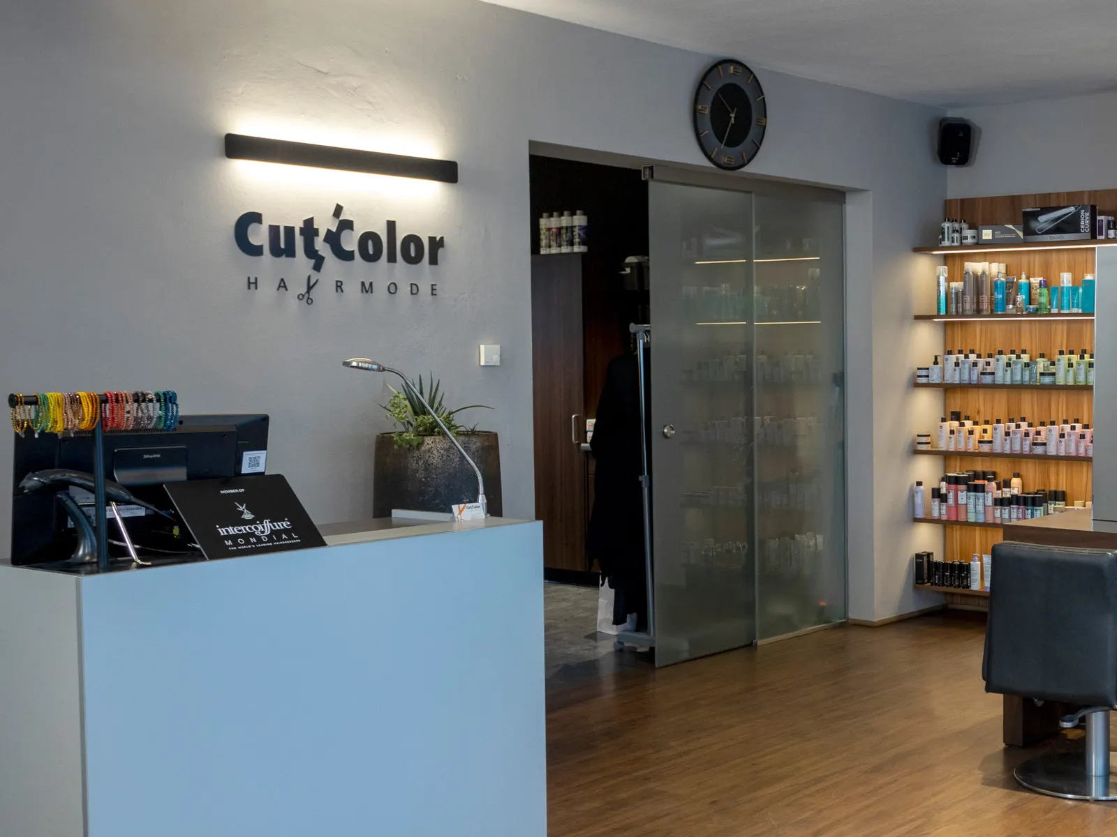 Cut Color Haarmode – Leistung (Originalaufnahme von der bestehenden Website)